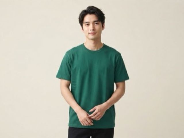 Le même t-shirt porté par un mannequin homme.
